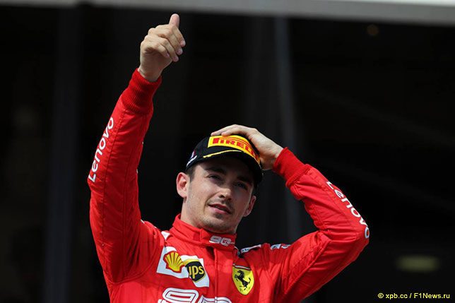 Шарль Леклер на подиуме в Ле-Кастелле