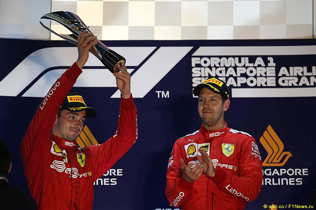Шарль Леклер и Себастьян Феттель на подиуме в Сингапуре