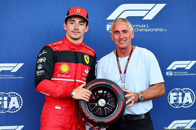 Шарль Леклер получил приз за победу в квалификации из рук Мика Дуэна, пятикратного чемпиона мира по мотогонкам