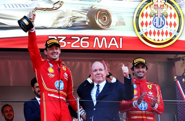 Кубок за победу Шарлю Леклеру вручил Князь Альбер II, фото XPB