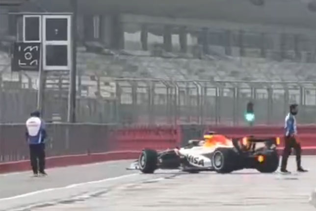 Лиам Лоусон впервые выезжает из боксов на новой машине. Кадр из видео