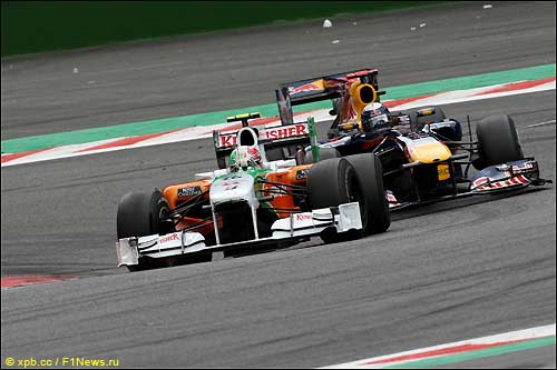 Витантонио Лиуцци и Себастьян Феттель на трассе в Спа 