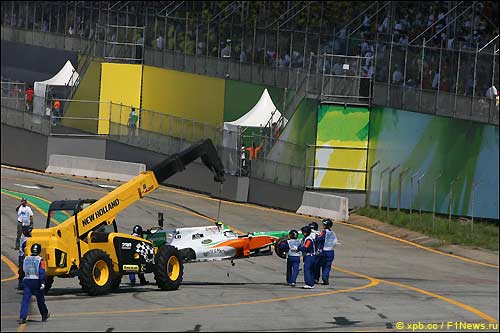 Машину Витантонио Лиуцци эвакуируют с трассы после аварии