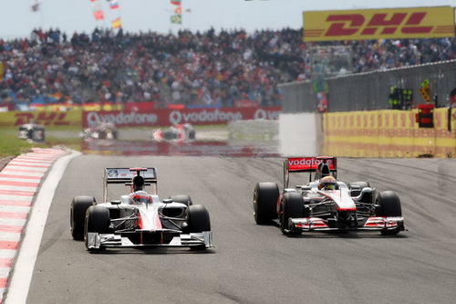 Гран При Турции. Автодром Istanbul Park. Нараин Картикеян (слева) пропускает на круг Льюиса Хэмилтона