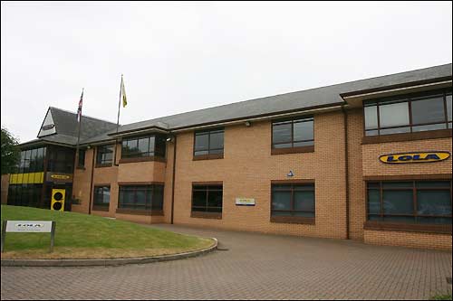 База Lola в Хантингдоне