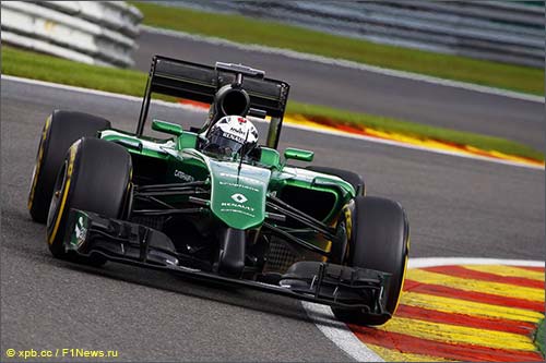 Андре Лоттерер за рулём Caterham на трассе в Спа