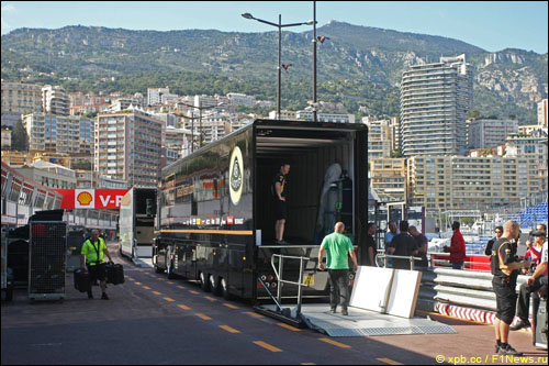 В Lotus разгружают оборудование