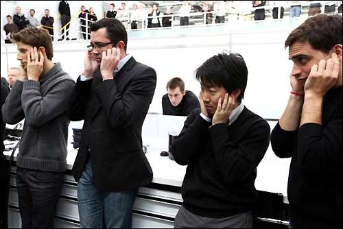 Команда Lotus во время пробного запуска двигателя новой машины