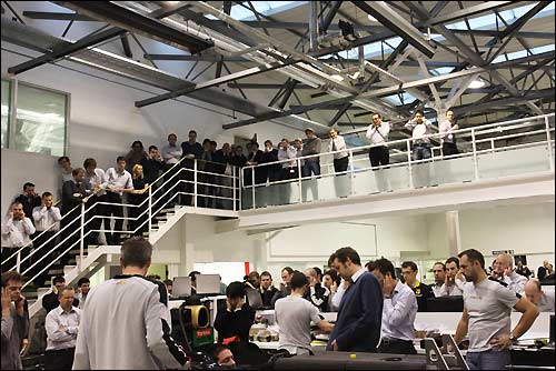 Инженеры Lotus Renault завели двигатель на R31