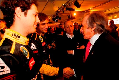 Бруно Сенна, Виталий Петров и Джеки Стюарт на базе команды