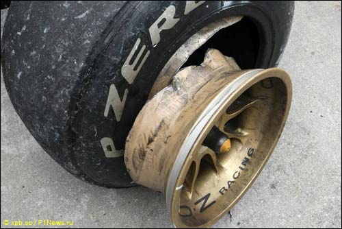 Разрушенный колёсный узел на машине Петрова