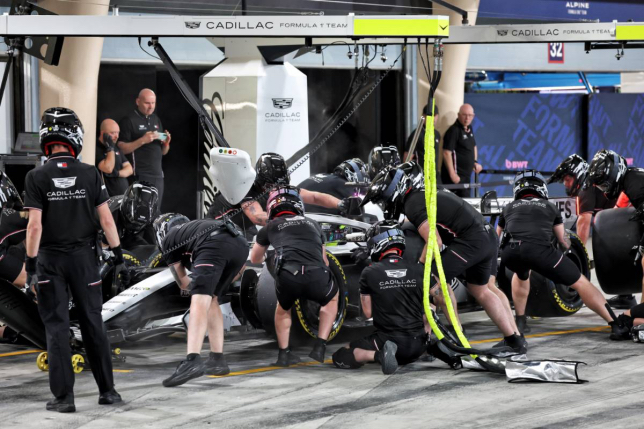 Команда Cadillac работает с машиной на пит-лейн трассы в Бахрейне, фото XPB
