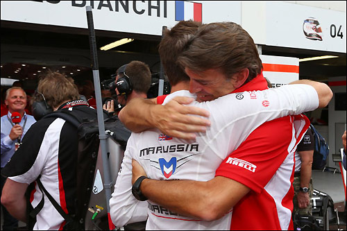 Грэм Лоудон поздравляет Жюля Бьянки с успехом