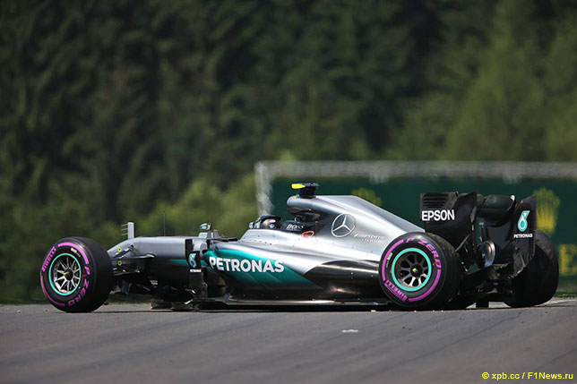 Разворот машины Нико Росберга после поломки подвески