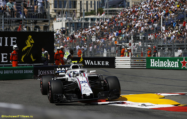 Сергей Сироткин за рулём Williams FW41 на трассе в Монако