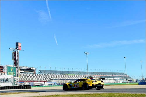 Экипах Яна Магнуссена на трассе в Дайтоне