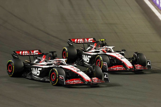 Кевин Магнуссен и Нико Хюлкенберг ведут борьбу за позицию на трассе в Джидде, 2023 год, фото XPB