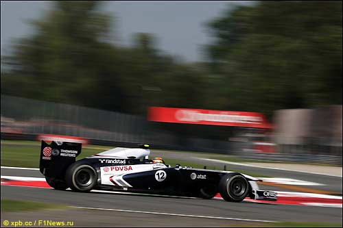 Пастор Мальдонадо во время квалификации в Монце