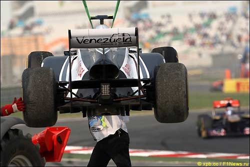 Машину Пастора Мальдонадо эвакуируют с трассы Гран При Индии