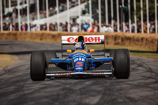 Найджел Мэнселл за рулём Williams FW42 на трассе в Гудвуде
