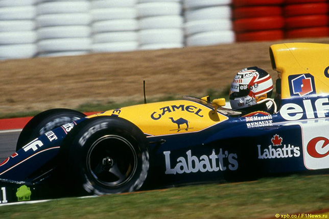 Найджел Мэнселл за рулём Williams в 1992 году в шлеме, который можно приобрести на аукционе