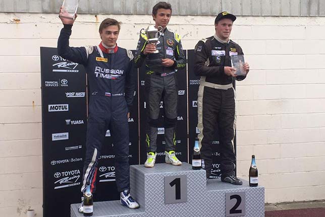 Артём Маркелов (слева) на подиуме в Теретонга-парке после заключительной гонки уик-энда