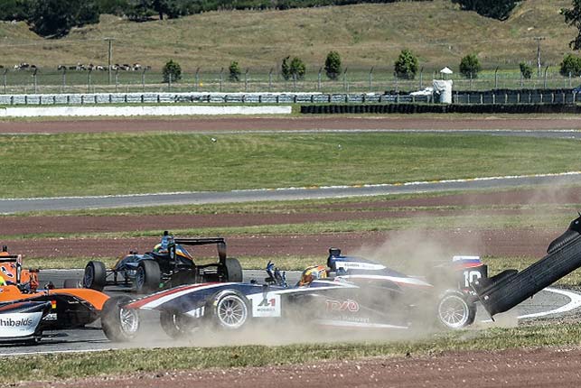 Попытка обгона в первом повороте закончилась для Артёма Маркелова сходом с дистанции