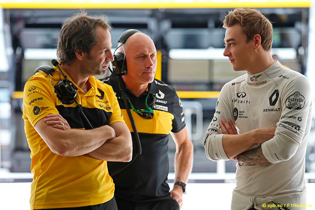 Артём Маркелов в боксах Renault
