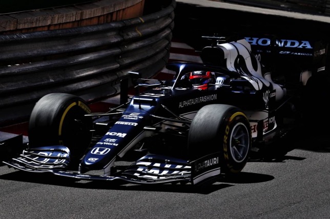 Юки Цунода за рулём машины AlphaTauri на трассе в Монако, фото XPB