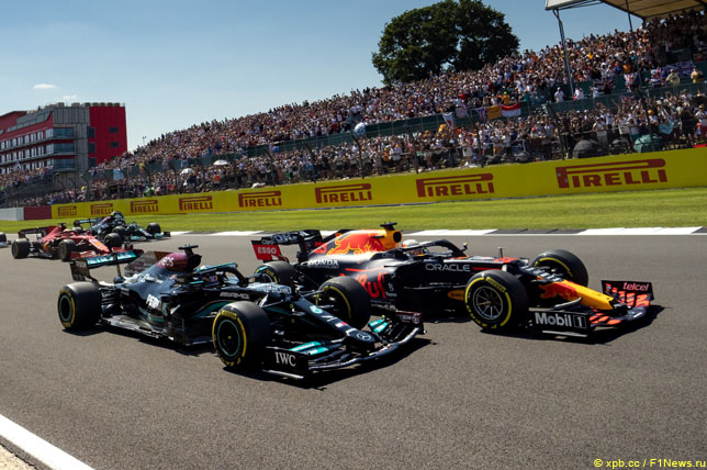 Борьба Льюиса Хэмилтона и Макса Ферстаппена на Гран При Великобритании