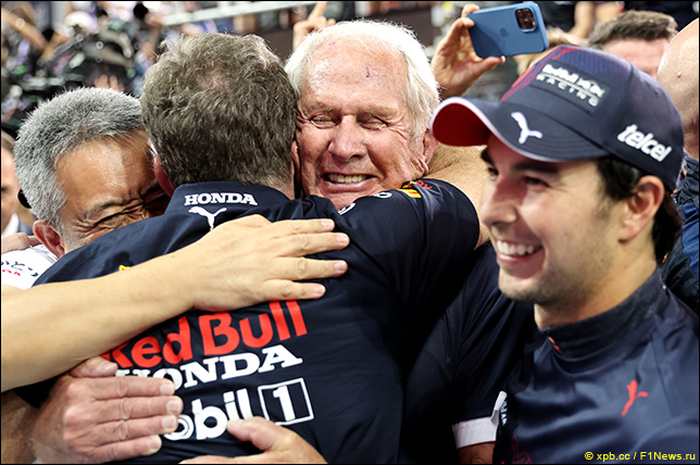 Хельмут Марко (в середине)