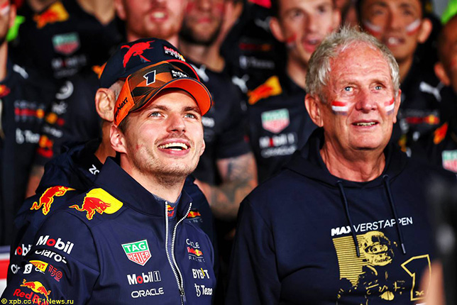 Хельмут Марко (справа) и Макс Ферстаппен после триумфального финиша Гран При Японии