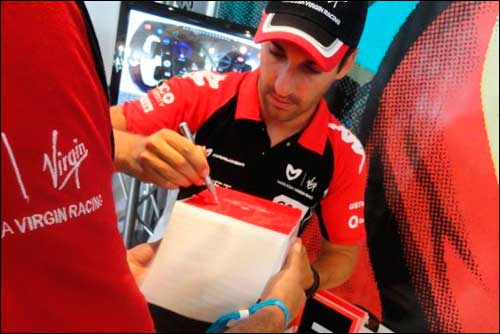 Тимо Глок подписывает упаковку часов Armin Strom