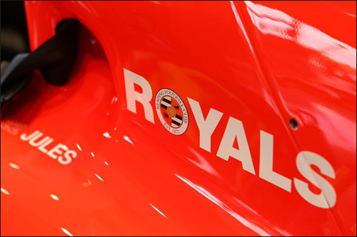 Логотип Royals на машине Marussia F1 Жюля Бьянки