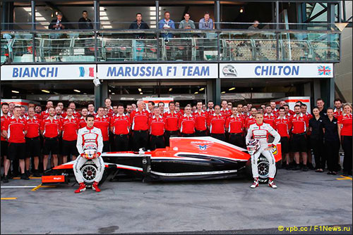 Групповая фотография Marussia F1 Team в Мельбурне 
