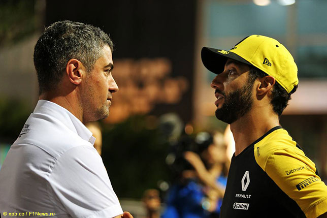 Майкл Маси, директор гонок FIA, и Даниэль Риккардо