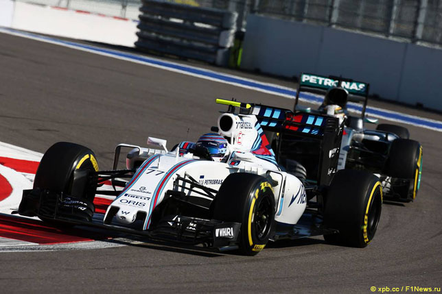 Валттери Боттас опережает Льюиса Хэмилтона