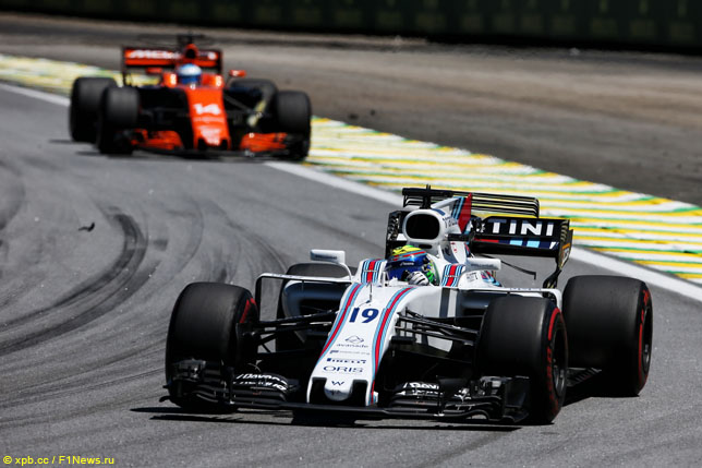 Фелипе Масса опережает Фернандо Алонсо