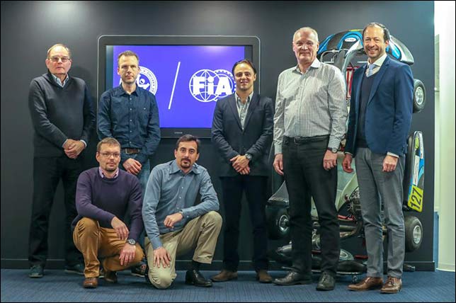 Фелипе Масса со своими сотрудниками