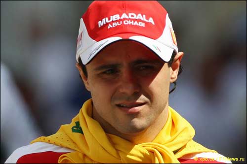 Фелипе Масса с повязанной футболкой бразильской футбольной сборной