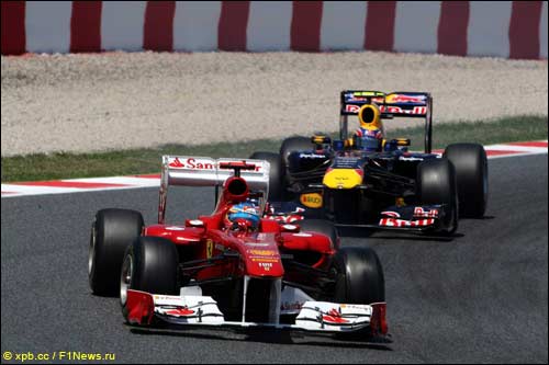 Фернандло Алонсо и Марк Уэббер на трассе Гран При Испании