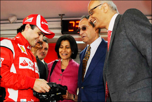 Фелипе Масса и индийская делегация