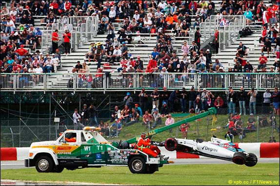 Эвакуация машины Фелипе Массы