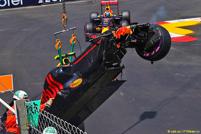 Разбитая машина Макса Ферстаппена