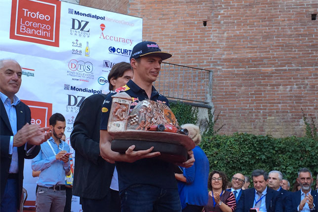 Макс Ферстаппен на церемонии награждения в Бризигелле