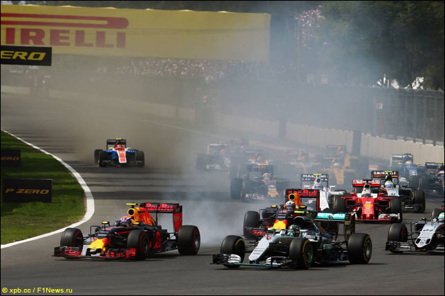 Борьба Макса Ферстаппена и Нико Росберга на старте Гран При Мексики