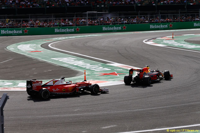 Макс Ферстаппен отражает атаки Себастьяна Феттеля на трассе в Мехико