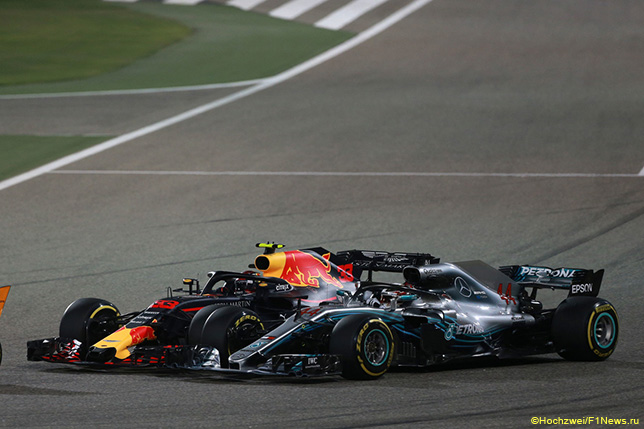 Макс Ферстаппен атакует Льюиса Хэмилтона на трассе Гран При Бахрейна