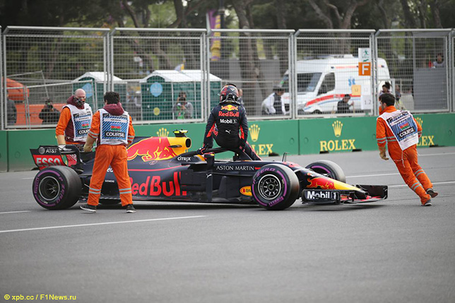 Макс Ферстаппен покидает машину после вылета с трассы