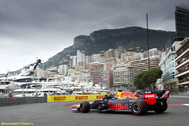 Макс Ферстаппен на тренировках в Монако